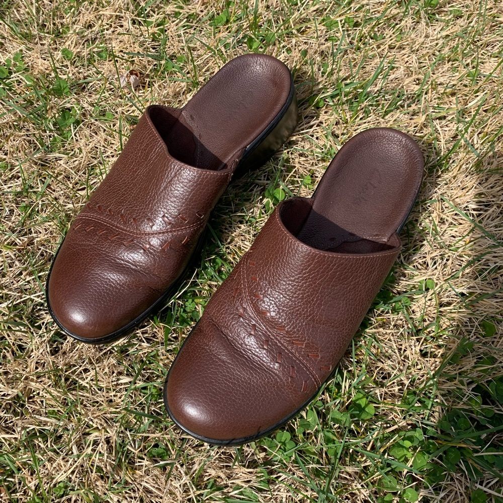 🎀 3/$15 Clarks sandals size 8M